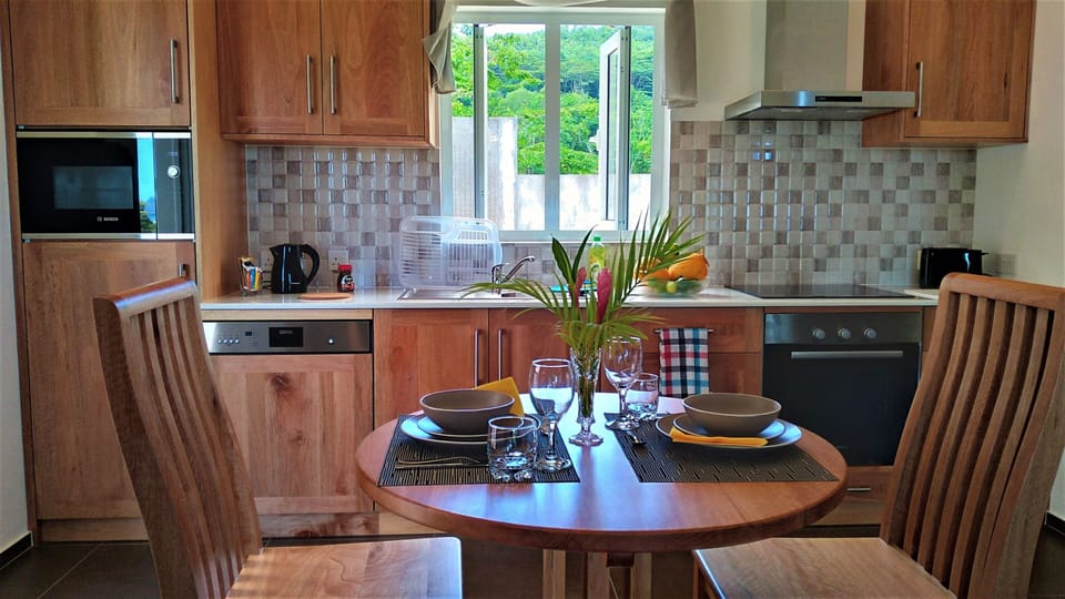 Full-size fridge, microwave, oven, stovetop