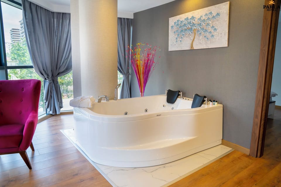 Elite Suite | Premium bedding, down comforters, desk, laptop workspace