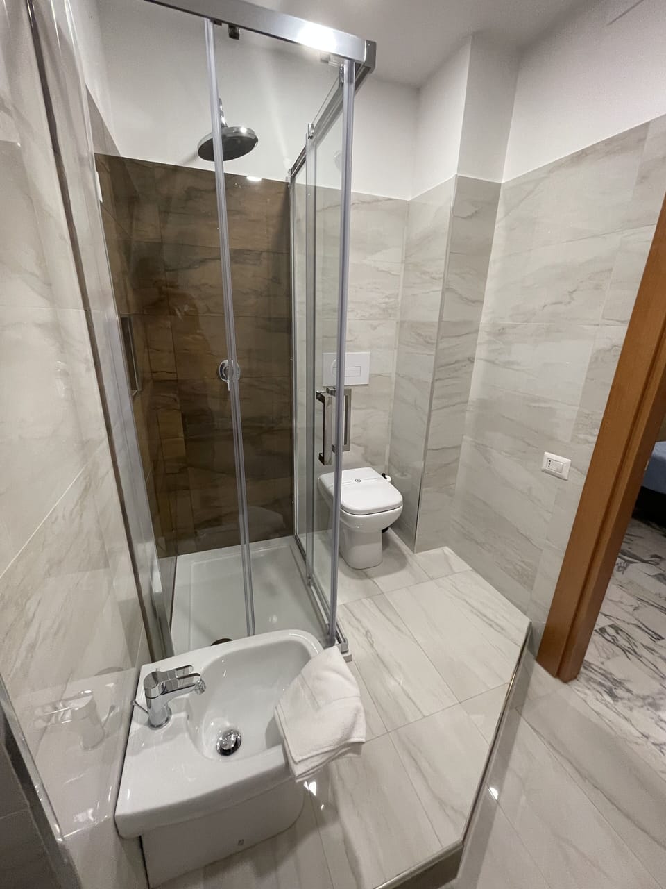 Basic Room, 1 Queen Bed, Ensuite, City View | Bathroom | Shower, rainfall showerhead, free toiletries, hair dryer