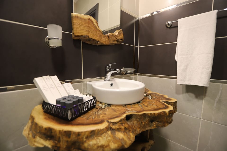 Superior Triple Room | Bathroom | Free toiletries, hair dryer, slippers, towels