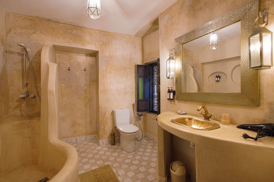 Junior Suite | Bathroom | Hair dryer, slippers, towels, soap