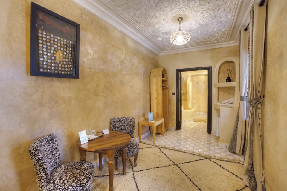 Junior Suite | Minibar, in-room safe, individually decorated, individually furnished
