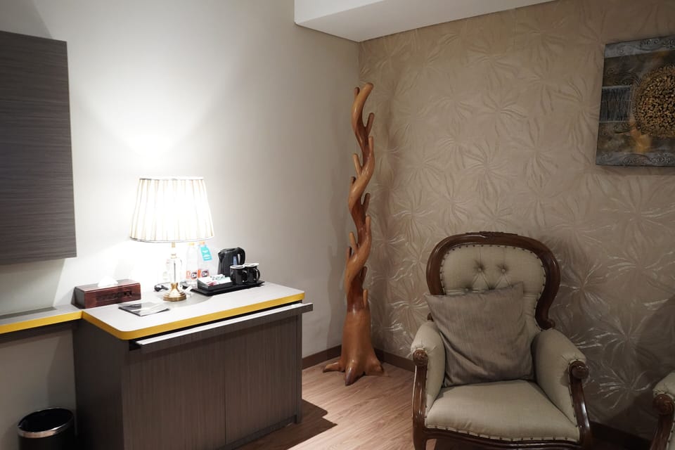 Suite, 2 Twin Beds, Non Smoking | Living area | 42-inch Smart TV with cable channels, TV