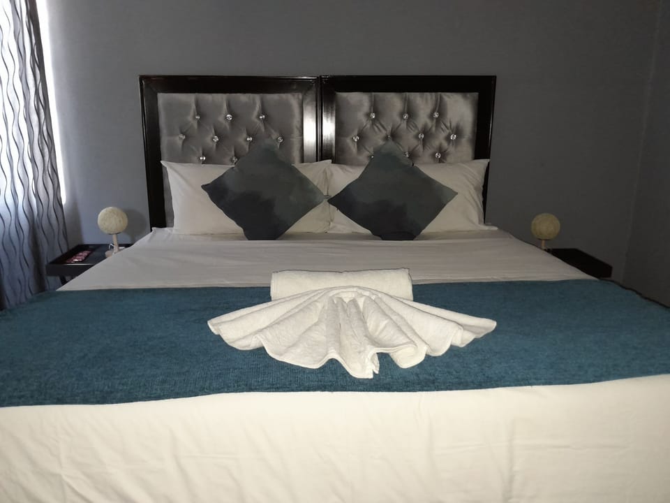 Deluxe Double Room | Desk, laptop workspace, WiFi (free), individually decorated