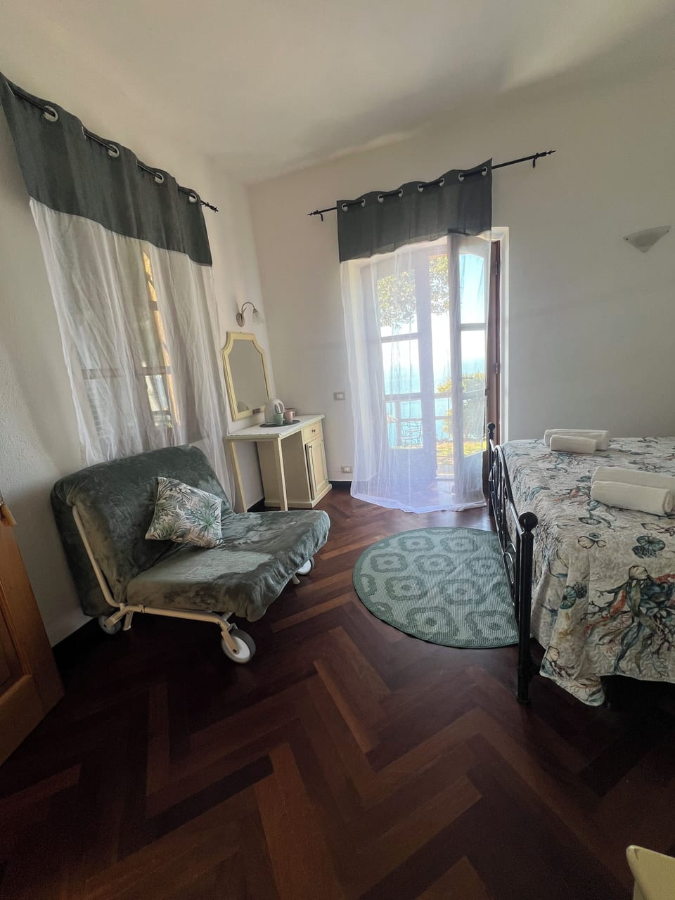 Deluxe Room | Desk, bed sheets