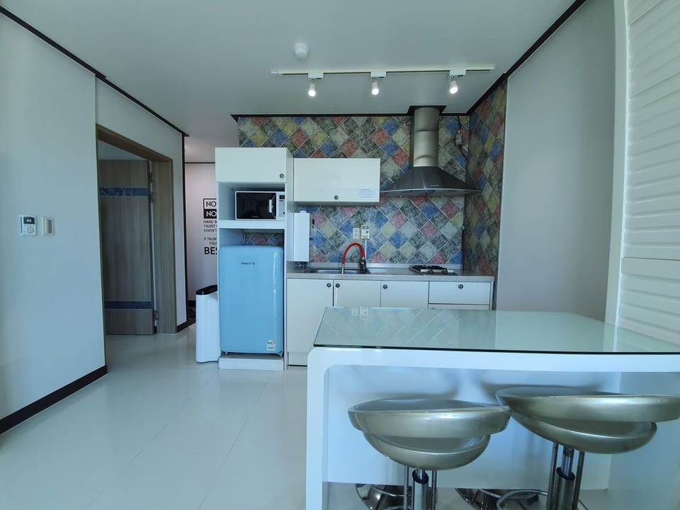 Family Room, Kitchen, Ocean View (18 PY / Pets are allowed) | Private kitchenette | Fridge, microwave, stovetop, coffee/tea maker