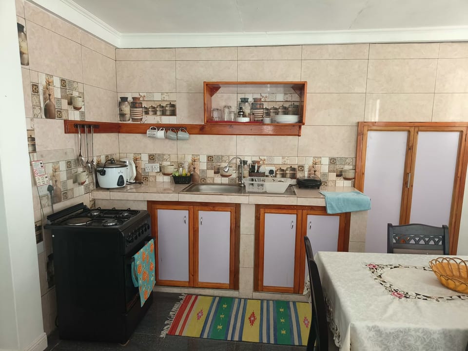 Business Apartment | Private kitchen | Full-size fridge, oven, stovetop, electric kettle