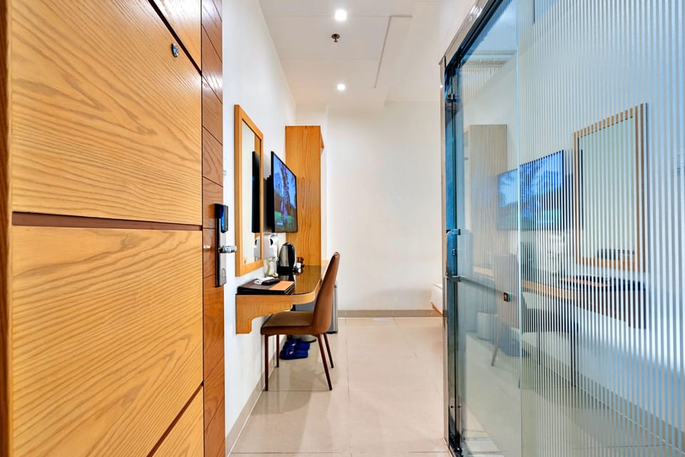 Business Room | Egyptian cotton sheets, premium bedding, memory foam beds, minibar