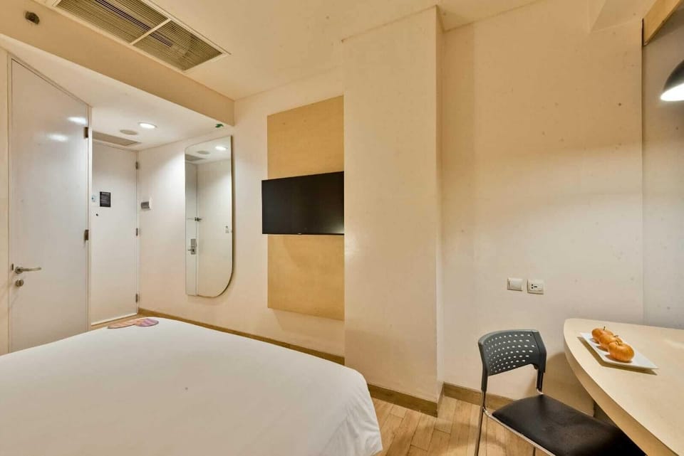 Standard Double Room | Desk, laptop workspace, free WiFi