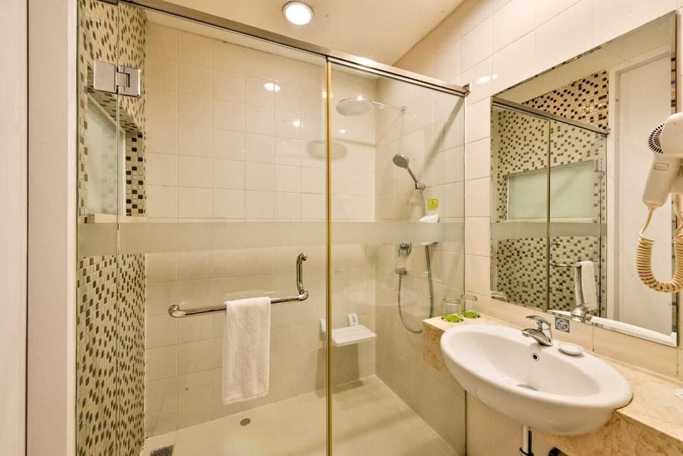 Rainfall showerhead, free toiletries, hair dryer, slippers