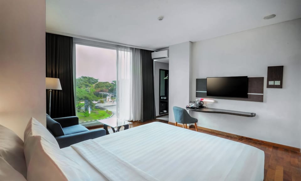 Deluxe Premier Room | Premium bedding, in-room safe, desk, blackout drapes