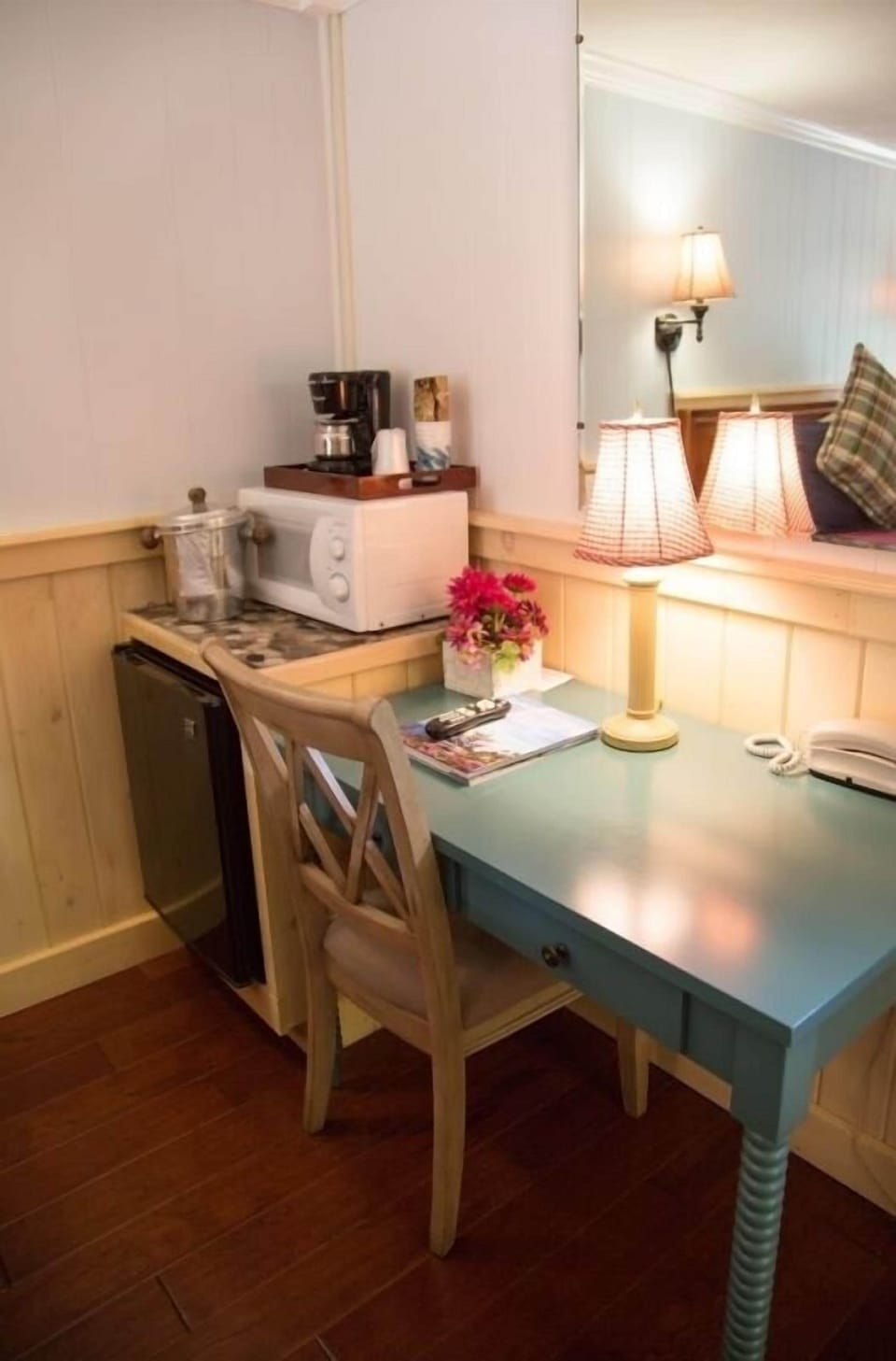 Standard King Bed with Single Jacuzzi Tub/ Shower | Individually decorated, free WiFi, bed sheets