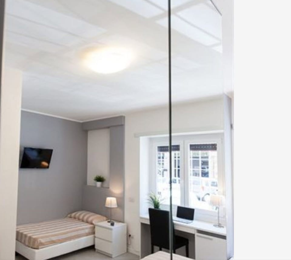 Triple Room | Minibar, in-room safe, desk, free cribs/infant beds