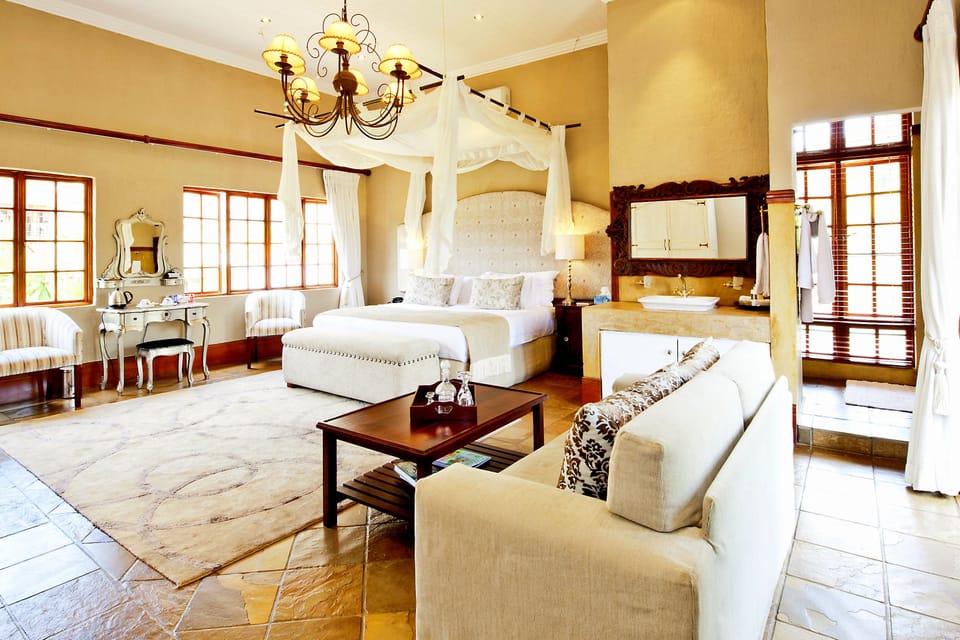 Luxury Room | Minibar, in-room safe, desk, blackout drapes