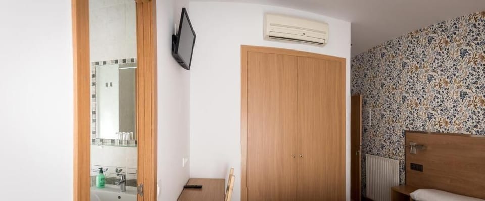 Double Room | Desk, blackout drapes, iron/ironing board (on request), WiFi (free)
