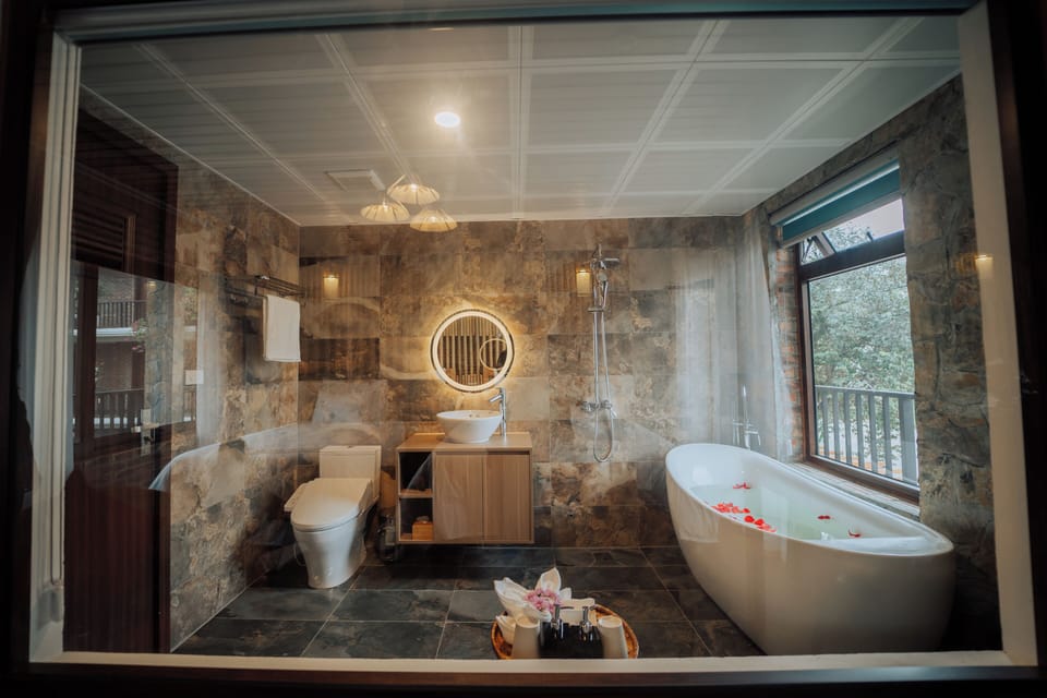 Deluxe Triple Room | Bathroom | Free toiletries, hair dryer, slippers, towels