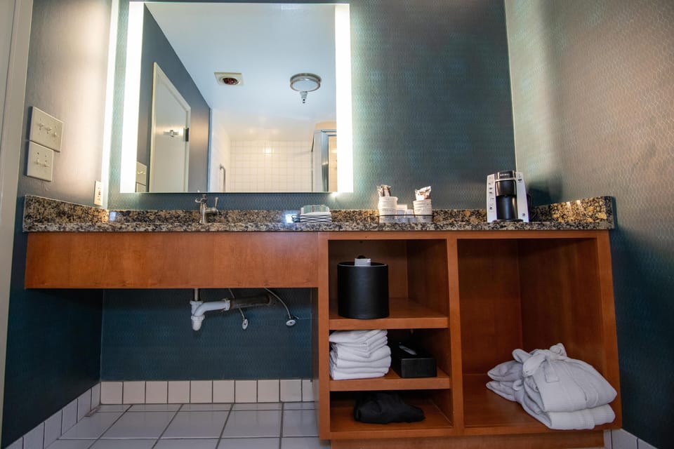 Iron/ironing board, free WiFi, bed sheets