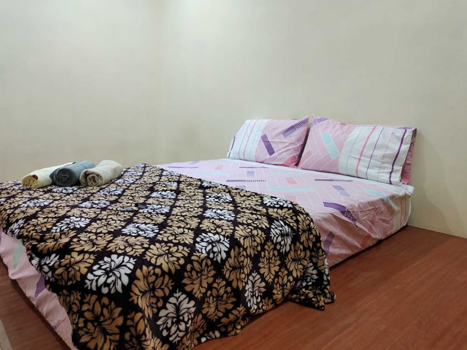 Double Room, Shared Bathroom | Bed sheets