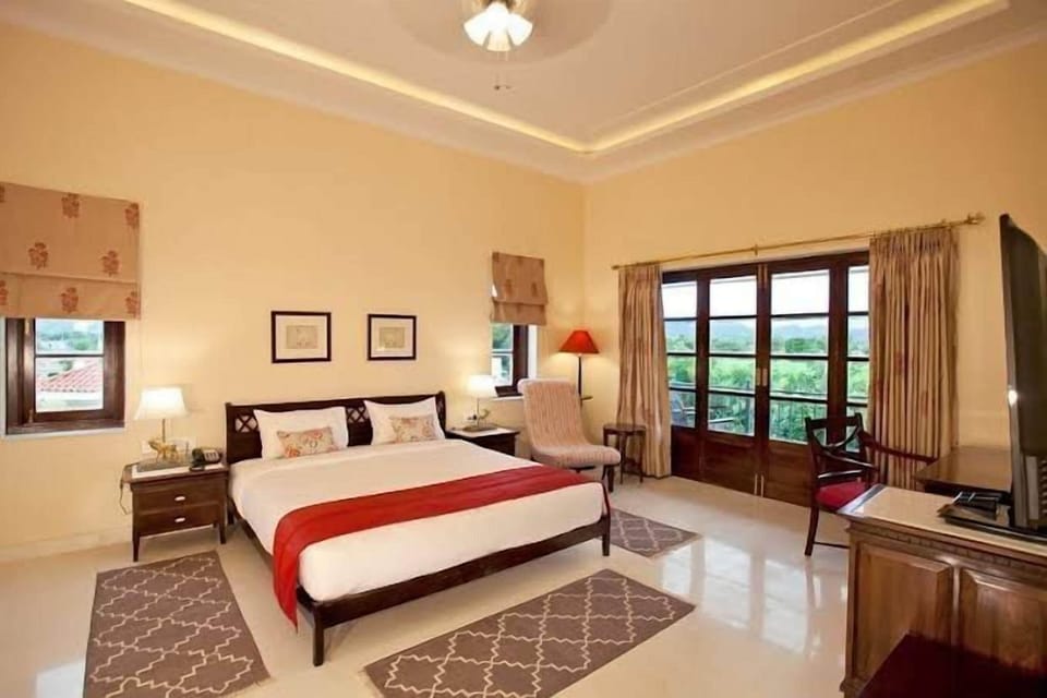 Junior Suite | In-room safe, iron/ironing board, WiFi (free), bed sheets