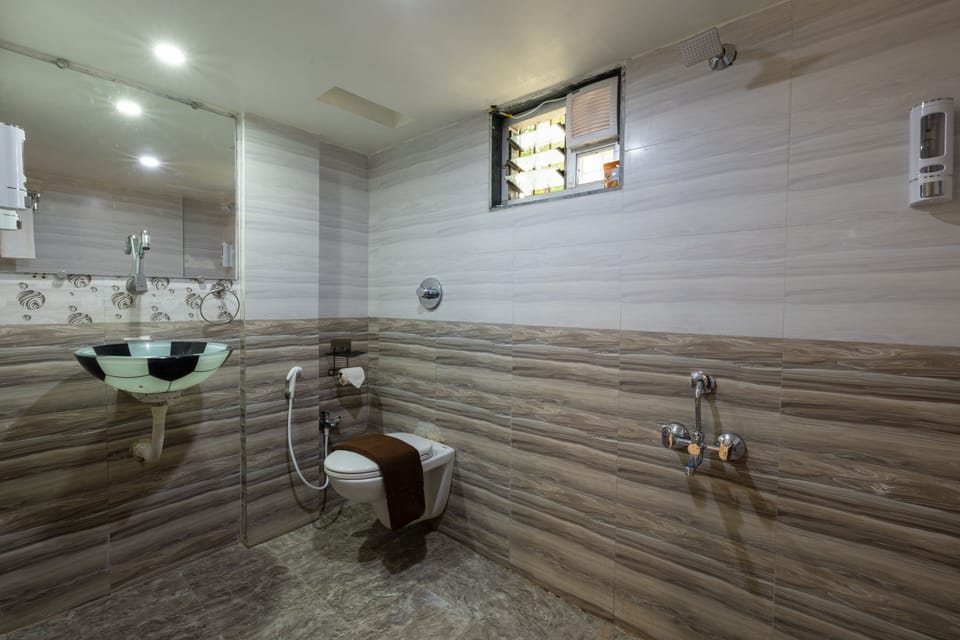 Superior Double Room | Bathroom | Shower, towels, soap, shampoo