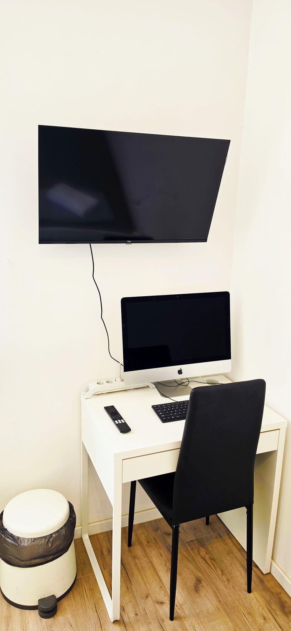 Room, 2 Twin Beds, Non Smoking, Shared Bathroom | Laptop workspace, WiFi (free), bed sheets