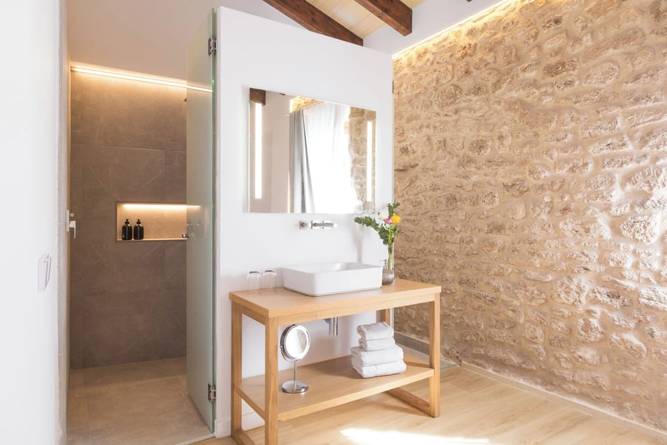 Superior Double Room | Bathroom | Shower, rainfall showerhead, hair dryer, slippers