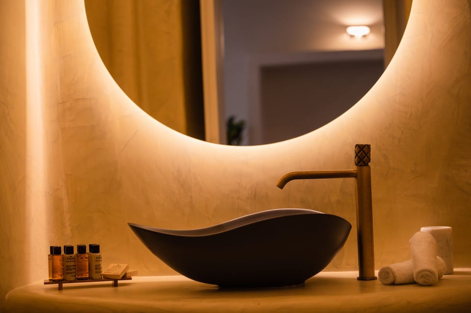 Romantic Cave Suite | Bathroom | Shower, rainfall showerhead, free toiletries, hair dryer