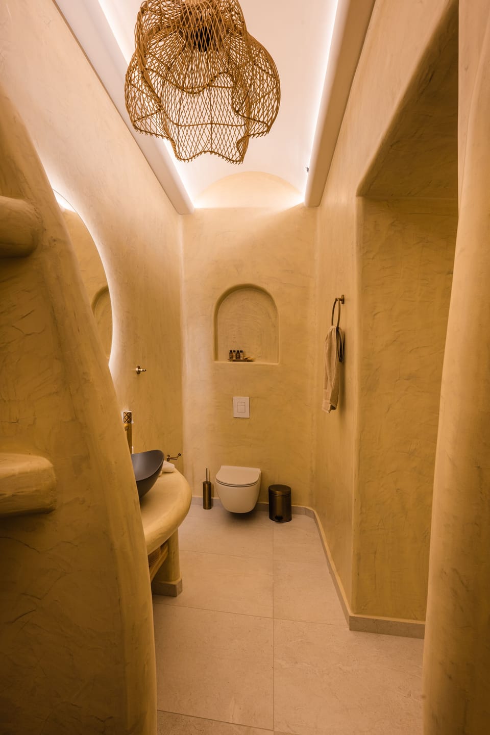 Romantic Cave Suite | Bathroom | Shower, rainfall showerhead, free toiletries, hair dryer