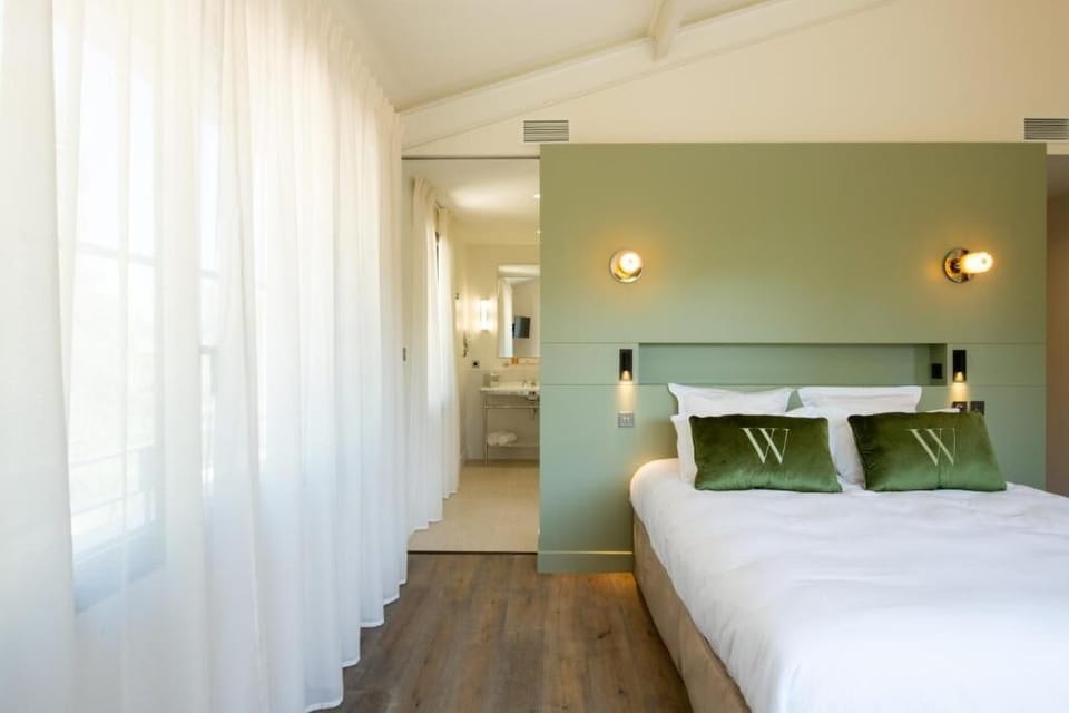 Signature Double Room | Minibar, in-room safe, soundproofing, iron/ironing board