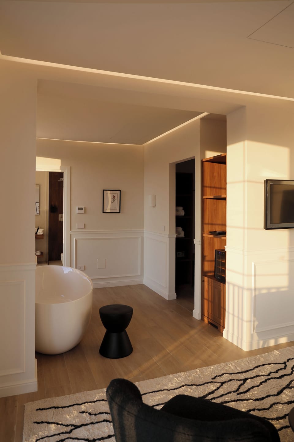 Superior Suite, 1 Queen Bed, Bathtub, Pool View | Living area