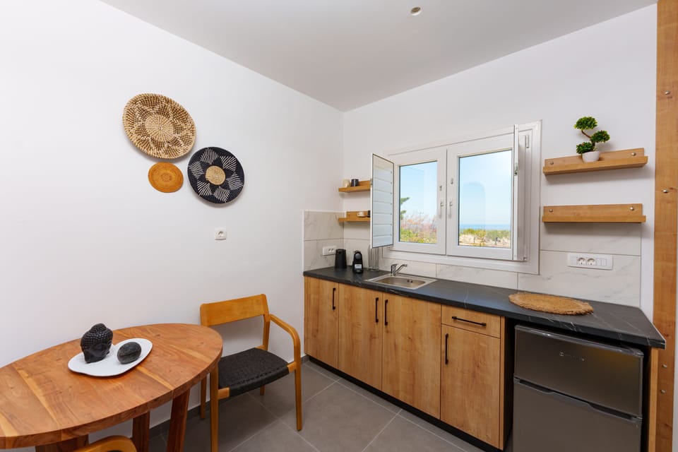 Junior Double Room | Private kitchen | Coffee/tea maker, electric kettle