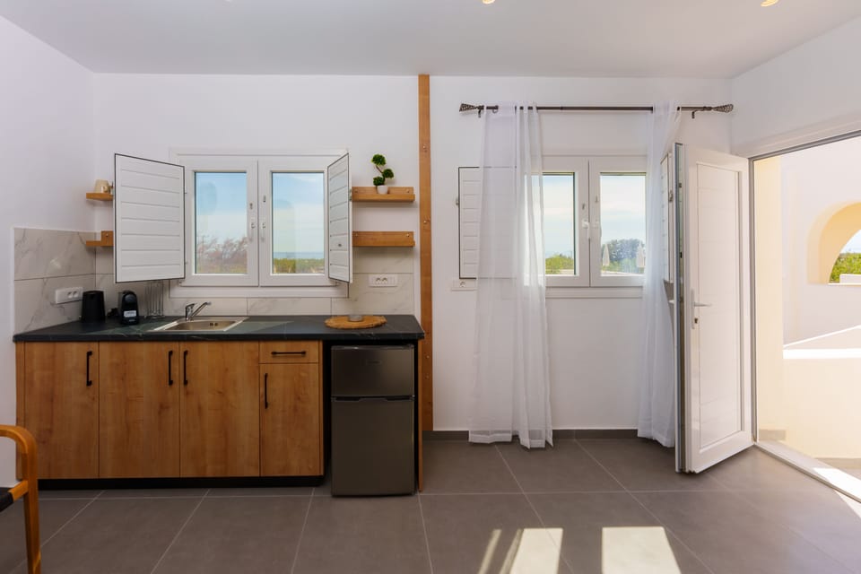 Junior Double Room | Private kitchen | Coffee/tea maker, electric kettle