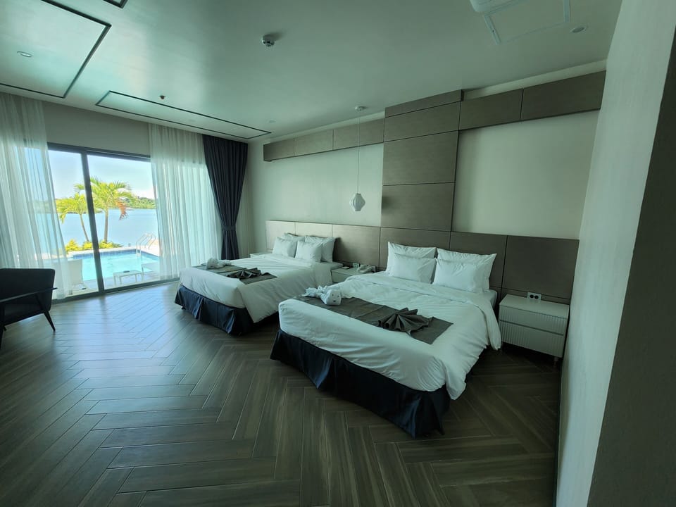 Deluxe Double Room | Minibar, in-room safe, individually decorated, individually furnished