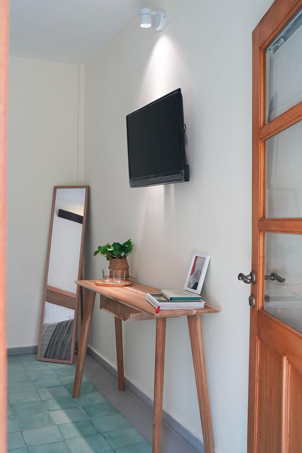 Egyptian cotton sheets, premium bedding, desk, WiFi (free)
