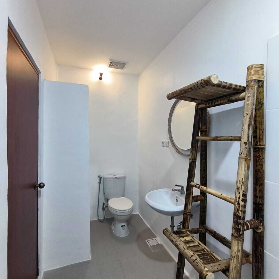 Roots Hotel Senggigi Hotel in Batu Layar