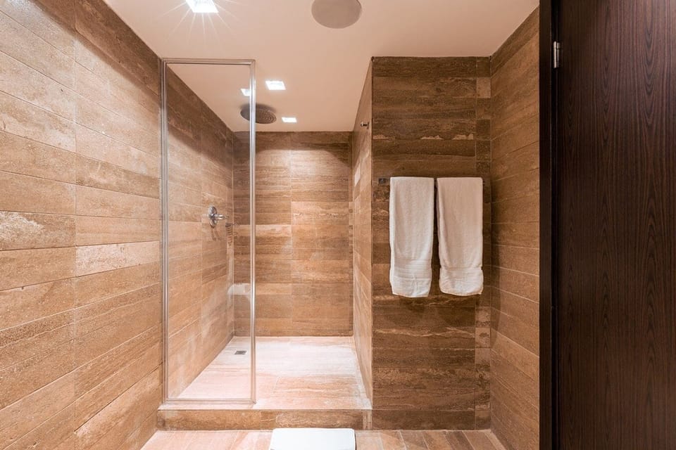 Shower, eco-friendly toiletries, towels
