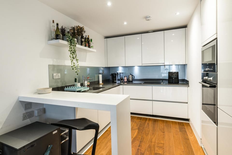 Apartment (2 Bedrooms) | Private kitchen | Microwave, oven
