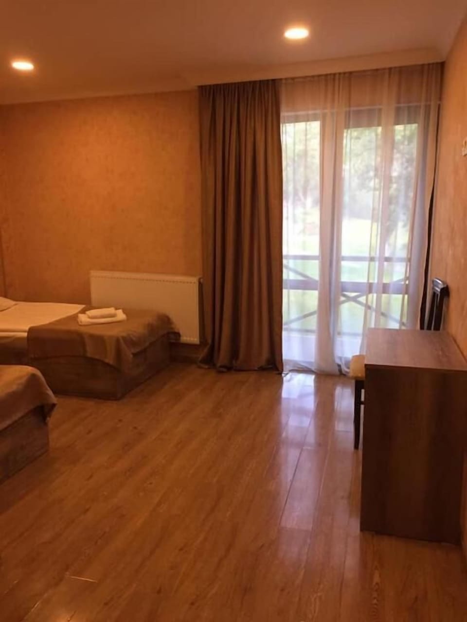 Desk, soundproofing, free WiFi, bed sheets