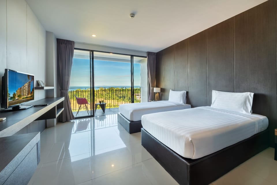Deluxe Double or Twin Room | In-room safe