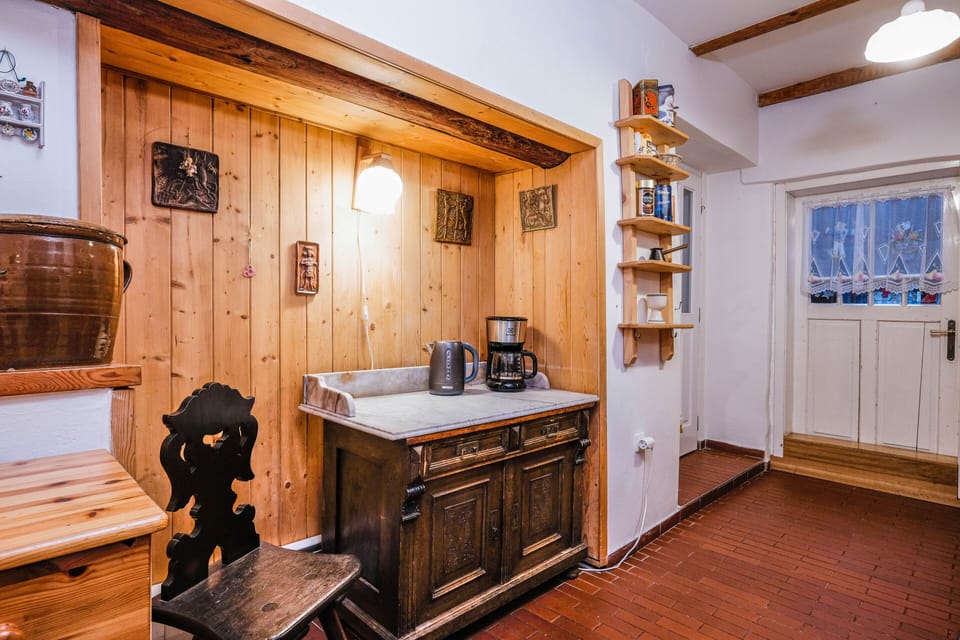 Traditional Cottage | Private kitchen | Espresso maker, coffee/tea maker, electric kettle