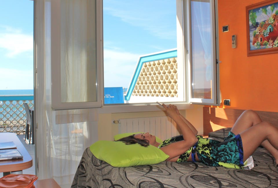 Double Room, Sea View | Minibar, in-room safe, desk, soundproofing