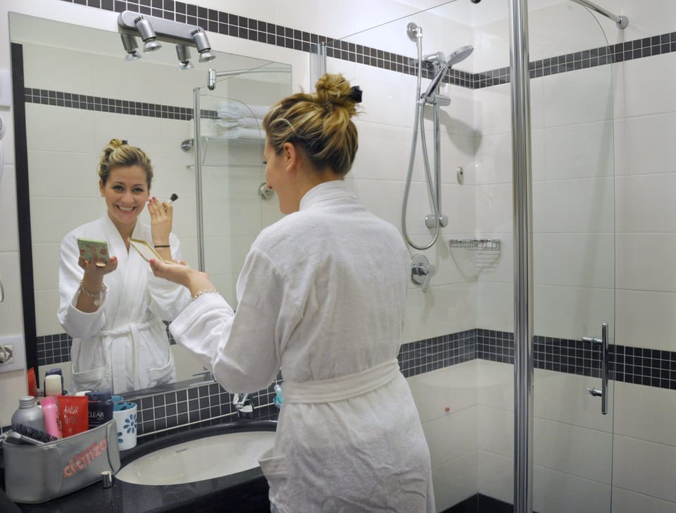 Triple Room | Bathroom | Shower, free toiletries, hair dryer, bidet