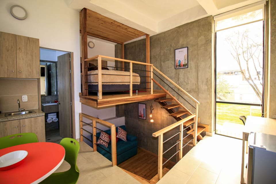 Executive Studio Suite | Premium bedding, in-room safe, desk, laptop workspace
