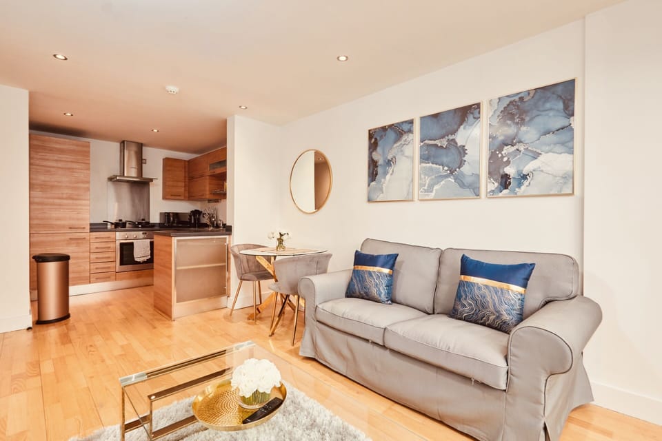 Deluxe Apartment, Private Bathroom, River View | Lounge