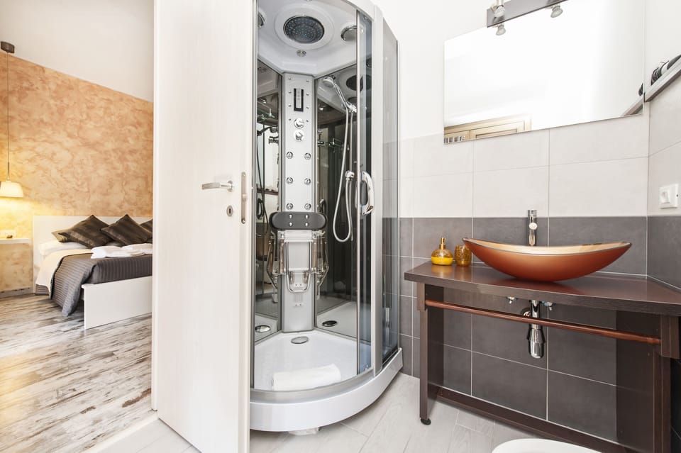Double Room | Bathroom | Free toiletries, hair dryer, slippers, towels