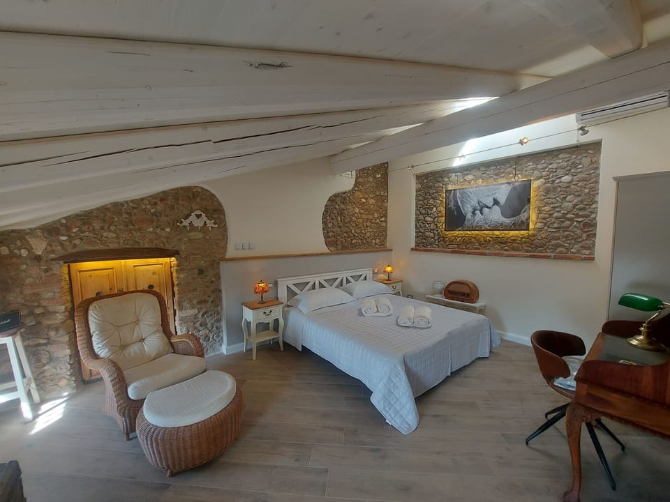 Design Double Room, 1 King Bed | Desk, laptop workspace, free WiFi, bed sheets
