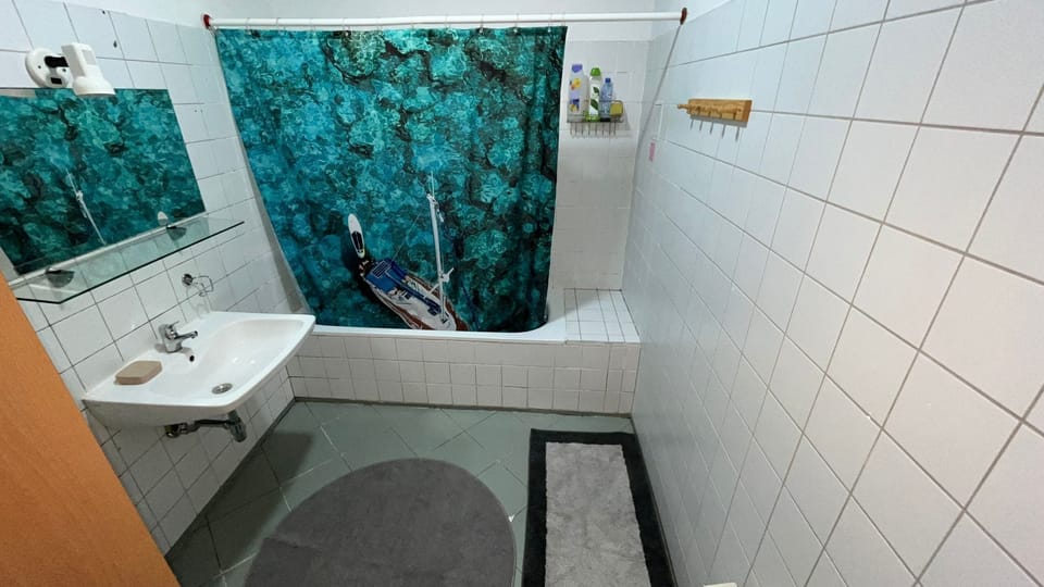 Basic Double or Twin Room, Non Smoking, Shared Bathroom | Bathroom | Separate tub and shower, towels