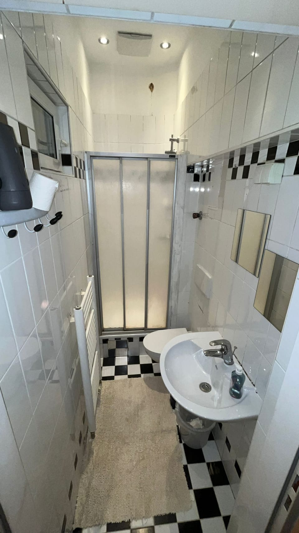 Basic Double or Twin Room, Non Smoking, Shared Bathroom | Bathroom | Separate tub and shower, towels