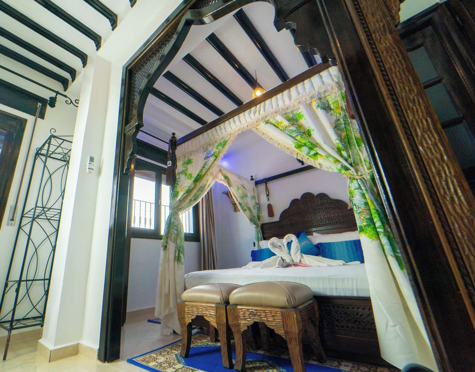 Room 14 | Minibar, blackout drapes, free WiFi, bed sheets
