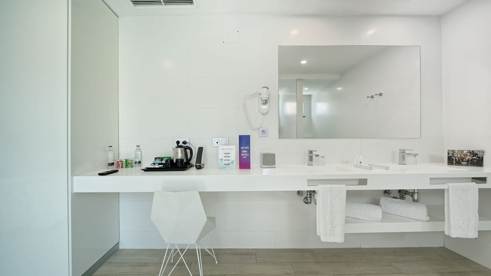 Shower, rainfall showerhead, free toiletries, hair dryer